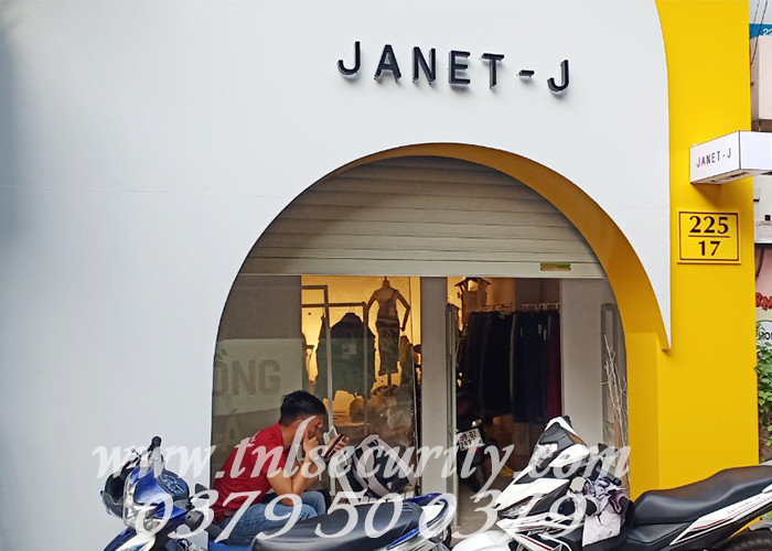 Cong-tu-an-ninh-duoc-lap-dat-tai-shop-Janet-J